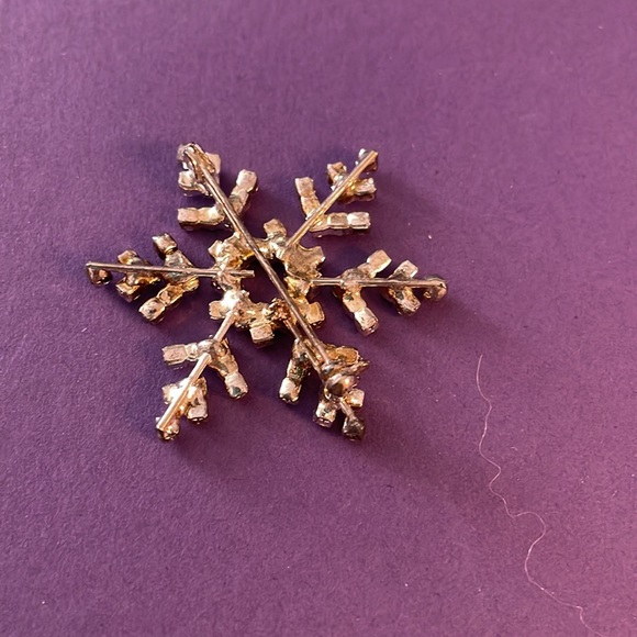 New Rhinestone Snowflake Pin - Picture 2 of 3